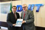 Westphalen entrega Plano Estadual de Logística e Transporte do RS para diretor do DNIT